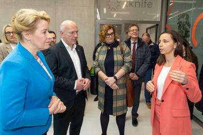 Pressestatement gemeinsam mit Bezirksb?rgermeisterin Dr. Cordelia Koch, sowie gemeinsam mit der Senatorin f?r Wirtschaft, Energie und Betriebe, Franziska Giffey, Verleihung der Plakette ?Zukunftsort?; Campus Berlin-Buch, BerlinBioCube-stock-foto