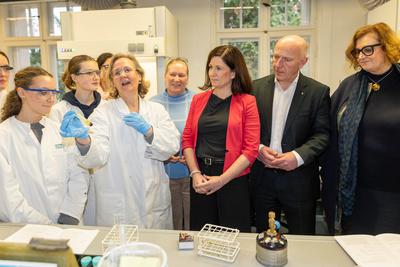 Pressestatement gemeinsam mit Bezirksb?rgermeisterin Dr. Cordelia Koch, sowie gemeinsam mit der Senatorin f?r Wirtschaft, Energie und Betriebe, Franziska Giffey, Verleihung der Plakette ?Zukunftsort?; Campus Berlin-Buch, BerlinBioCube-stock-foto