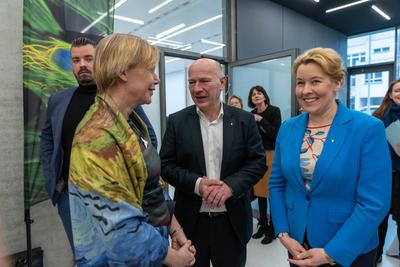 Pressestatement gemeinsam mit Bezirksb?rgermeisterin Dr. Cordelia Koch, sowie gemeinsam mit der Senatorin f?r Wirtschaft, Energie und Betriebe, Franziska Giffey, Verleihung der Plakette ?Zukunftsort?; Campus Berlin-Buch, BerlinBioCube-stock-foto