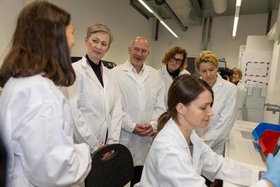 Pressestatement gemeinsam mit Bezirksb?rgermeisterin Dr. Cordelia Koch, sowie gemeinsam mit der Senatorin f?r Wirtschaft, Energie und Betriebe, Franziska Giffey, Verleihung der Plakette ?Zukunftsort?; Campus Berlin-Buch, BerlinBioCube-stock-foto