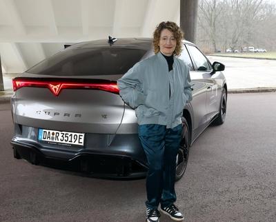 Tricia Tuttle vor einem Cupra Partner Wagen am Haupteingang des HKW vor der Programm-Pressekonferenz der Berlinale 2025-stock-foto