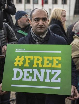 Journalisten und Politiker demonstrierten am 28 02 17 vor der tuerkischen Botschaft in Berlin gegen-stock-foto