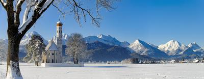 Panorama Landschaft in Bayern mit Kirche St. Coloman Panorama Winterlandschaft in Bayern mit Wallfahrtskirche St. Coloma-stock-foto