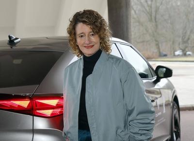 Tricia Tuttle vor einem Cupra Partner Wagen am Haupteingang des HKW vor der Programm-Pressekonferenz der Berlinale 2025-stock-foto