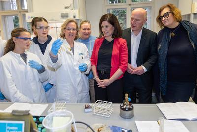 Pressestatement gemeinsam mit Bezirksb?rgermeisterin Dr. Cordelia Koch, sowie gemeinsam mit der Senatorin f?r Wirtschaft, Energie und Betriebe, Franziska Giffey, Verleihung der Plakette ?Zukunftsort?; Campus Berlin-Buch, BerlinBioCube-stock-foto