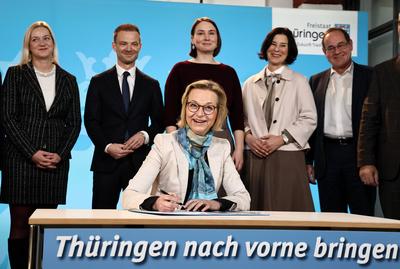 Regierungsmedienkonferenz-stock-foto
