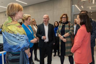 Pressestatement gemeinsam mit Bezirksb?rgermeisterin Dr. Cordelia Koch, sowie gemeinsam mit der Senatorin f?r Wirtschaft, Energie und Betriebe, Franziska Giffey, Verleihung der Plakette ?Zukunftsort?; Campus Berlin-Buch, BerlinBioCube-stock-foto