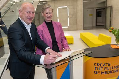 Pressestatement gemeinsam mit Bezirksb?rgermeisterin Dr. Cordelia Koch, sowie gemeinsam mit der Senatorin f?r Wirtschaft, Energie und Betriebe, Franziska Giffey, Verleihung der Plakette ?Zukunftsort?; Campus Berlin-Buch, BerlinBioCube-stock-foto