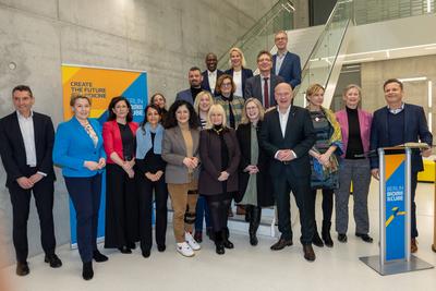 Pressestatement gemeinsam mit Bezirksb?rgermeisterin Dr. Cordelia Koch, sowie gemeinsam mit der Senatorin f?r Wirtschaft, Energie und Betriebe, Franziska Giffey, Verleihung der Plakette ?Zukunftsort?; Campus Berlin-Buch, BerlinBioCube-stock-foto