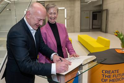 Pressestatement gemeinsam mit Bezirksb?rgermeisterin Dr. Cordelia Koch, sowie gemeinsam mit der Senatorin f?r Wirtschaft, Energie und Betriebe, Franziska Giffey, Verleihung der Plakette ?Zukunftsort?; Campus Berlin-Buch, BerlinBioCube-stock-foto