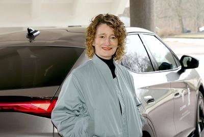 Tricia Tuttle vor einem Cupra Partner Wagen am Haupteingang des HKW vor der Programm-Pressekonferenz der Berlinale 2025-stock-foto