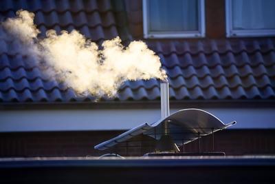 Rauchender Schornstein eines Hauses *** Smoking chimney of a house-stock-foto