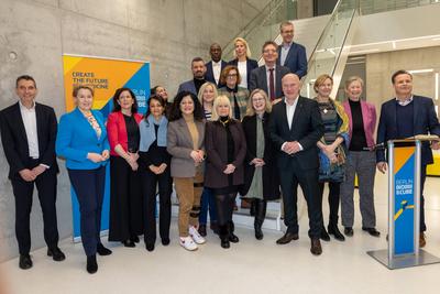 Pressestatement gemeinsam mit Bezirksb?rgermeisterin Dr. Cordelia Koch, sowie gemeinsam mit der Senatorin f?r Wirtschaft, Energie und Betriebe, Franziska Giffey, Verleihung der Plakette ?Zukunftsort?; Campus Berlin-Buch, BerlinBioCube-stock-foto