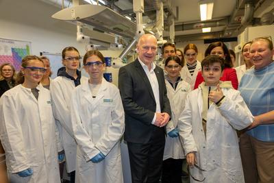 Pressestatement gemeinsam mit Bezirksb?rgermeisterin Dr. Cordelia Koch, sowie gemeinsam mit der Senatorin f?r Wirtschaft, Energie und Betriebe, Franziska Giffey, Verleihung der Plakette ?Zukunftsort?; Campus Berlin-Buch, BerlinBioCube-stock-foto