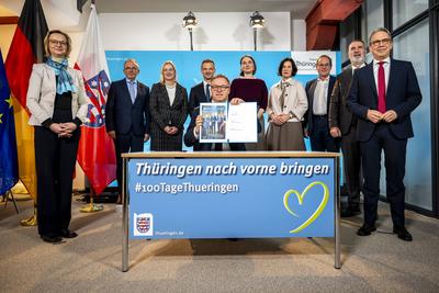 TH?RINGER KABINETT BESCHLIE?T 100-TAGE-PROGRAMM-stock-foto