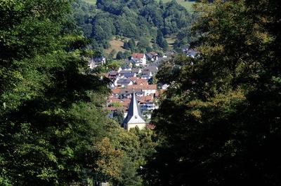 05.09.2013, Bad Orb, Hessen, Kirche Sankt Martin in Bad Orb, Bad Orb, Kirche, St. Martin, Stadtpfarrkirche, Wald, B?ume-stock-foto