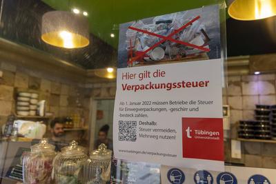 Tuebingen Tuebingen, Symbolbilder Verpackungssteuer, 30.03.2022 Hinweisplakat zur Verpackungssteuer in Tuebingen in eine-stock-foto