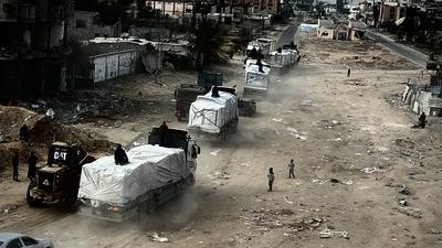 Trucks, carrying humanitarian aid, continues to enter through Kerem Abu Salim Border Gate to Rafah-stock-foto