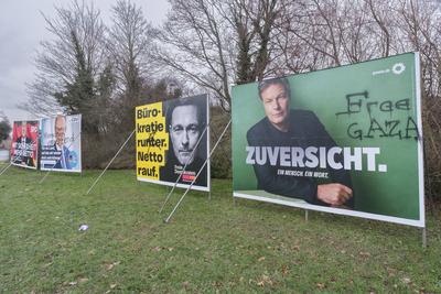 Wahlplakate in Pulheim zur Wahl zum 21. Deutschen Bundestag am 23. Februar 2025. Robert Habeck, Spitzenkandidat von Die Gr?nen mit dem aufgespr?hten Slogan Free Gaza, FDP mit Christian Lindner, CDU mit Friedrich Merz und den aufgespr?hten Slogan menschenverachtend und SPD mit Olaf Scholz *** Election posters in Pulheim for the election to the 21st German Bundestag on 23 February 2025: Robert Habeck, top candidate of The Greens with the spray-painted slogan Free Gaza, FDP with Christian Lindner, CDU with Friedrich Merz and the spray-painted slogan inhuman and SPD with Olaf Scholz.-stock-photo