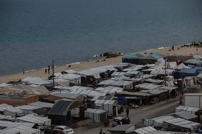 General view of rows of makeshift tents in a displaced persons camp in central Gaza-stock-foto