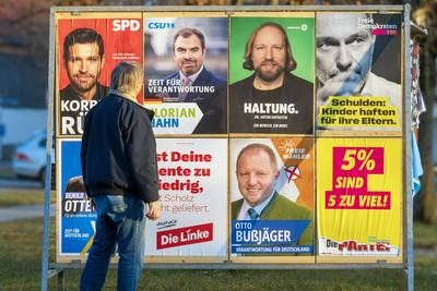 Wahlplakate zur Bundestagswahl, Plakatwand im Landkreis M?nchen, Putzbrunn, Januar 2025-stock-foto