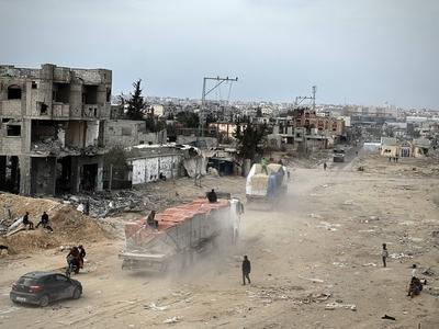 Trucks, carrying humanitarian aid, continues to enter through Kerem Abu Salim Border Gate to Rafah-stock-foto