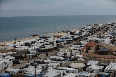 General view of rows of makeshift tents in a displaced persons camp in central Gaza-stock-foto