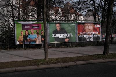 Wahlplakat Habeck neben Scholz-stock-foto