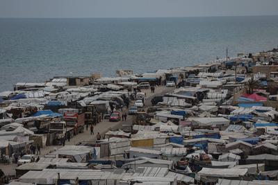 General view of rows of makeshift tents in a displaced persons camp in central Gaza-stock-foto