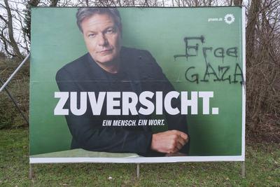Wahlplakate in Pulheim zur Wahl zum 21. Deutschen Bundestag am 23. Februar 2025. Robert Habeck, Spitzenkandidat von Die Gr?nen mit dem aufgespr?hten Slogan Free Gaza *** Election posters in Pulheim for the election to the 21st German Bundestag on 23 February 2025: Robert Habeck, top candidate of The Greens with the spray-painted slogan Free Gaza-stock-foto