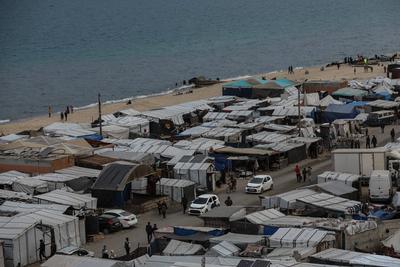 General view of rows of makeshift tents in a displaced persons camp in central Gaza-stock-foto