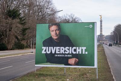 Berlin, Deutschland, Stelltafel mit Wahlplakat des gruenen Kanzlerkandidaten Robert Habeck fuer die Bundestagswahl-stock-foto