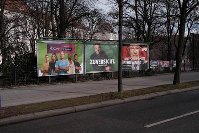 Wahlplakat Habeck neben Scholz-stock-foto