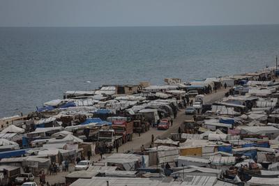 General view of rows of makeshift tents in a displaced persons camp in central Gaza-stock-foto