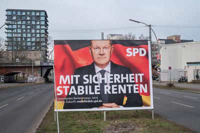 Berlin, Deutschland, Stelltafel mit Wahlplakat des SPD-Kanzlerkandidaten Olaf Scholz fuer die Bundestagswahl-stock-foto