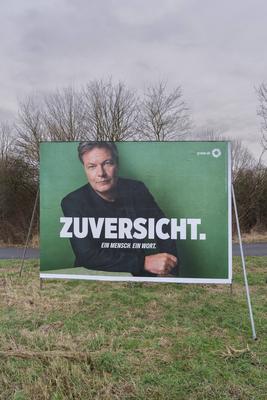 Wahlplakat in Pulheim zur Wahl zum 21. Deutschen Bundestag am 23. Februar 2025. Robert Habeck, Spitzenkandidat von Die Gr?nen mit dem Slogan Zuversicht, *** Election posters in Pulheim for the election to the 21st German Bundestag on 23 February 2025: Robert Habeck, top candidate for the Greens with the slogan ?Zuversicht? (confidence).-stock-foto