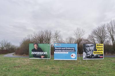 Wahlplakate in Pulheim zur Wahl zum 21. Deutschen Bundestag am 23. Februar 2025. Robert Habeck, Spitzenkandidat von Die Gr?nen mit dem Slogan Zuversicht, FDP mit Christian Lindner und ein CDU-Plakat mit dem Slogan Recht und Ordnung wieder durchsetzen. *** lection posters in Pulheim for the election to the 21st German Bundestag on 23 February 2025: Robert Habeck, top candidate for the Greens with the slogan ?Zuversicht? (confidence), FDP with Christian Lindner and a CDU poster with the slogan ?Recht und Ordnung wieder durchsetzen? (reassert law and order).-stock-photo
