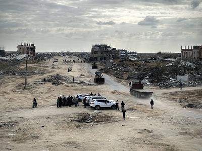 Trucks, carrying humanitarian aid, continues to enter through Kerem Abu Salim Border Gate to Rafah-stock-foto