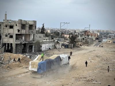 Trucks, carrying humanitarian aid, continues to enter through Kerem Abu Salim Border Gate to Rafah-stock-foto