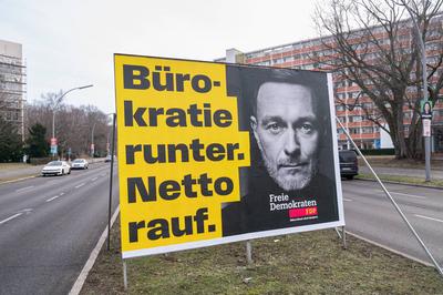 Berlin, Deutschland, Stelltafel mit Wahlplakat des FDP-Spitzenkandidaten Christian Lindner fuer die Bundestagswahl 2025-stock-foto
