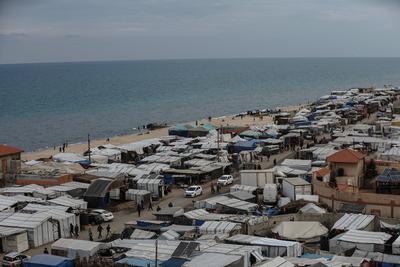 General view of rows of makeshift tents in a displaced persons camp in central Gaza-stock-foto