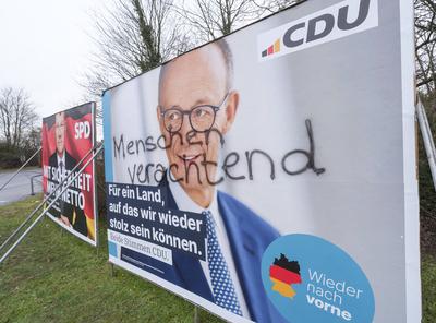 Wahlplakate in Pulheim zur Wahl zum 21. Deutschen Bundestag am 23. Februar 2025. CDU mit Friedrich Merz und den aufgespr?hten Slogan menschenverachtend und SPD mit Olaf Scholz *** Election posters in Pulheim for the election to the 21st German Bundestag on 23 February 2025: CDU with Friedrich Merz and the spray-painted slogan inhuman and SPD with Olaf Scholz.-stock-foto