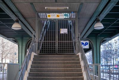 Verschlossener U-Bahnhof Sch??nhauser Alle in Berlin-Prenzlauer Berg. Die Gewerkschaft Verdi hat die Besch?ftigten der k-stock-foto