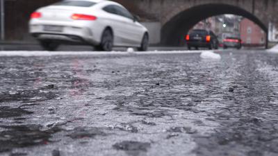 Blitzeisalarm in Bayern! Eine gef?hrliche Wetterfront zieht aktuell ?ber dem Osten hinweg. Vor allem in Bayern gab es zu-stock-foto
