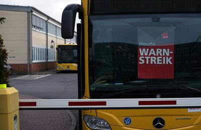 BVG Warnstreik Berlin; 02.02.2024; Warnstreik BVG , Stra?enbahnhaltestelle Landsberger Alle/Petersburger Stra?e um diese-stock-foto