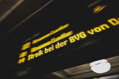 Die Ankuendigung eines Streiks der BVG wird angezeigt an einer Anzeigetafel am U-Bahnhof Ruedesheimer Platz in Berlin, 2-stock-foto