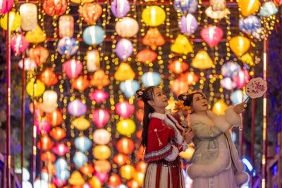 Tourists Enjoy Festive Lanterns in Taizhou-stock-foto