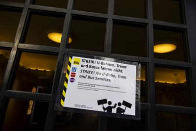 Streik vor der BVG in Berlin am 29. Februar 2024. Der gesperrte Eingang vom Bahnhof Nollendorfplatz. Streik bei der BVG-stock-foto