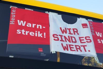BVG Warnstreik im Berliner Nahverkehr Berlin Deutschland DEU GER 01 04 2019 Streikende Mitar-stock-foto
