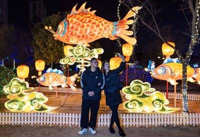 Tourists Enjoy Festive Lanterns in Taizhou-stock-foto